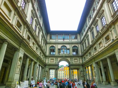Florence, İtalya - 01 Nisan 2014: İnsanların önünde Uffizi Galerisi