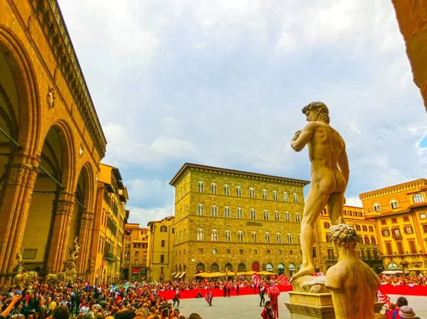 Florence, İtalya - 01 Nisan 2014: Floransa, İtalya Trofeo Marzocco geçit töreni izlerken turist.