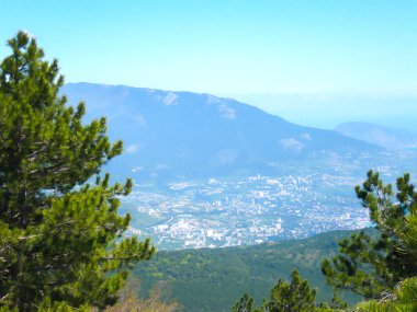 Yalta şehir Mount Ai-Petri üzerinden hava görünümünü. Ayu-Dag veya Bear Mountain, içinde belgili tanımlık geçmiş. Manzara Kırım, Ukrayna