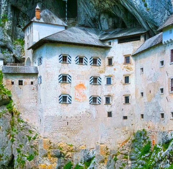Postojna, Slovenya - Predjama Kalesi, kısmen bir mağara inşa edilmiş bir Rönesans Kalesi görünümünü ağız ve şimdi ünlü bir turizm Postojna, Slovenya olarak hizmet vermektedir.