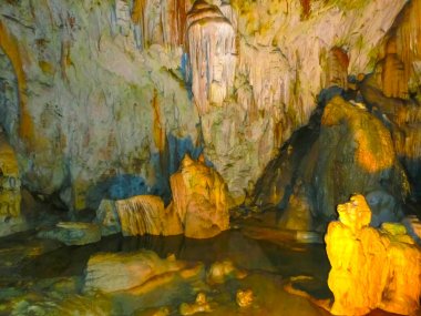 Mağarada, Postojna grotte veya Postojnska jama, Slovenya, Avrupa 'da ışıklandırılmış karst resimleri