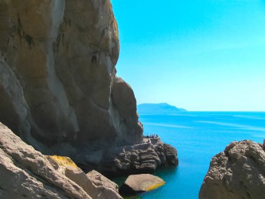 Kırım dağ ve deniz güneşli yaz gün.