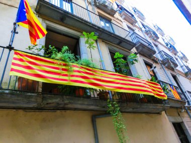 Şehir merkezinde bir sokakta sallayarak Katalonya bağımsızlık hareketini bayrağı