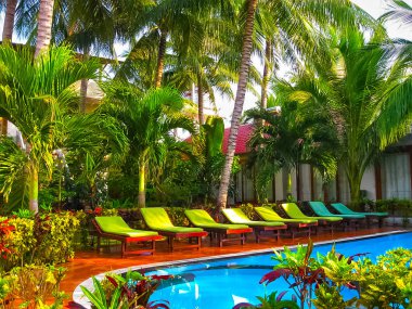 Okyanus yakınlarındaki tropikal lüks oteldeki yüzme havuzunun muhteşem manzarası.