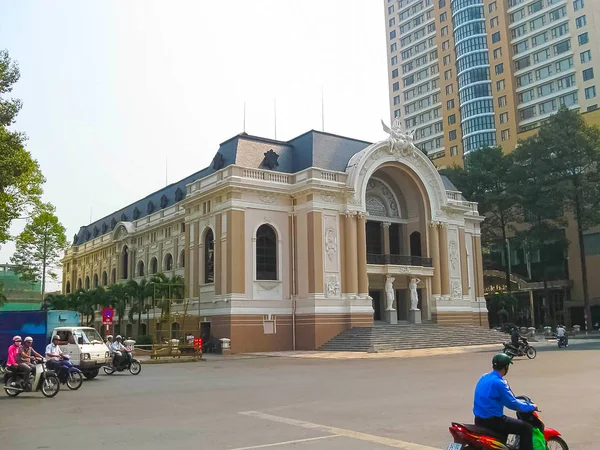 Ciudad Ho Chi Minh, Vietnam - 11 de febrero de 2011: La histórica Ópera de Saigón en la calle Dong Khoi, Ciudad Ho Chi Minh, Vietnam . — Foto de Stock