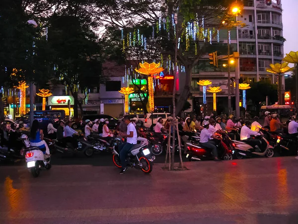 Hanoi Vietnam Febrero 2011 Muchas Motos Calle Por Noche Ciudad — Foto de Stock