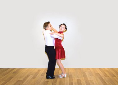 Genç erkek ve kız dans stüdyosu gri poz. Balo salonu dans kavramı