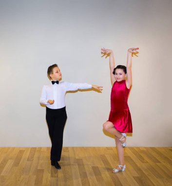 Genç erkek ve kız dans stüdyosu gri poz. Balo salonu dans kavramı