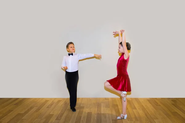 Mladý Chlapec Dívka Pózuje Tanečním Studiu Šedou Koncepce Společenské Tance — Stock fotografie