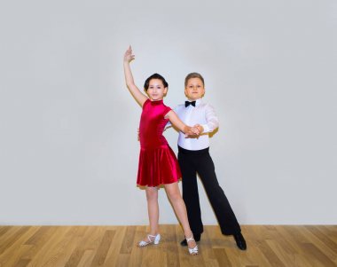 Genç erkek ve kız dans stüdyosu gri poz. Balo salonu dans kavramı