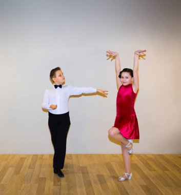 Genç erkek ve kız dans stüdyosu gri poz. Balo salonu dans kavramı