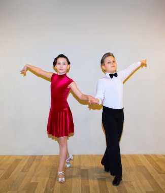 Genç erkek ve kız dans stüdyosu gri poz. Balo salonu dans kavramı