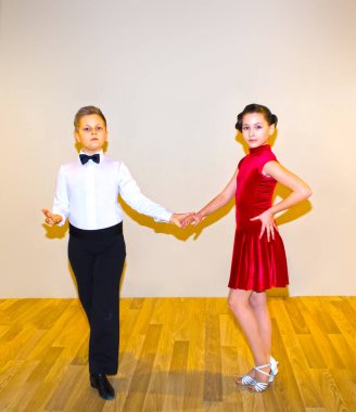 Genç erkek ve kız dans stüdyosu gri poz. Balo salonu dans kavramı