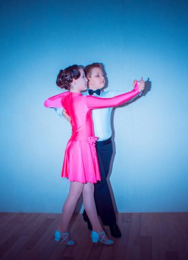 Genç erkek ve kız dans stüdyosu gri poz. Balo salonu dans kavramı