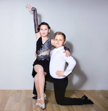 Genç erkek ve kız dans stüdyosu gri poz. Balo salonu dans kavramı