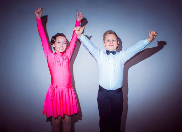 Mladý Chlapec Dívka Pózuje Taneční Studio Jako Vítězové Koncepce Společenské — Stock fotografie