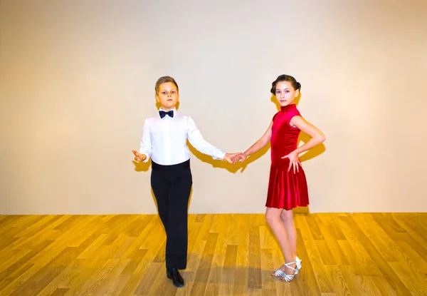 Niño Niña Posando Estudio Baile Gris Concepto Baile Salón — Foto de Stock