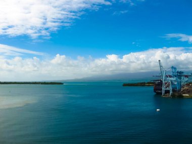 Pointe-a-Pitre, Guadeloupe - 09 Şubat 2013: Kargo gemisi içinde bağlantı noktası, Pointe-a-Pitre Guadeloupe içinde yuvalanmış