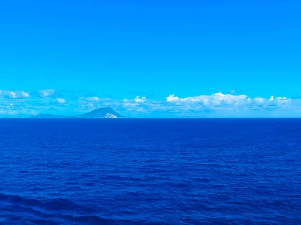 青色のカリブ海の小さな熱帯の島 — ストック写真