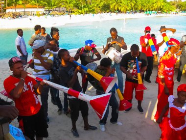 Boca Chica, Dominik Cumhuriyeti - 12 Şubat 2013: Yerli halk Plajda Karayip Karnavalı 'nı kutluyor