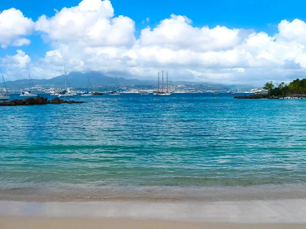 Küçük tekne ve Martinique sahil üzerinde birçok renkli binalar — Stok fotoğraf