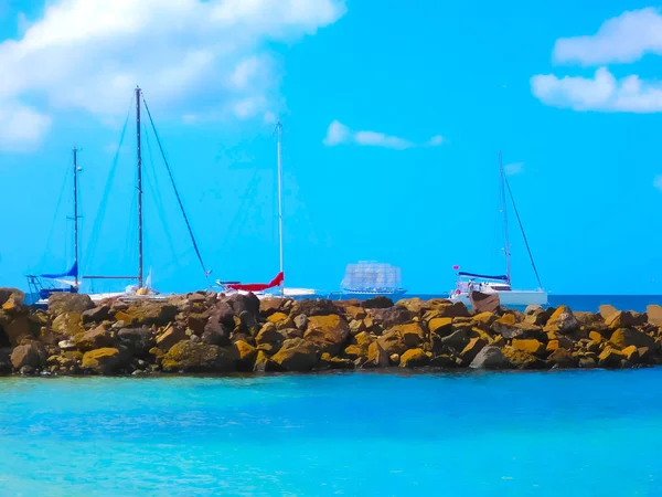 Маленькие яхты на побережье Мартиники — стоковое фото