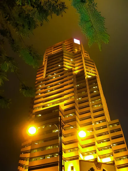 Kuala Lumpur, Malaysia - February 09, 2011: Famous skyscrapers in Kuala Lumpur, Malaysia — Stockfoto