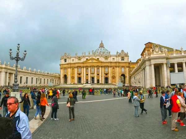 Cidade do Vaticano - 02 de maio de 2014: Pessoas em fila na entrada da Catedral de São Pedro — Fotografia de Stock