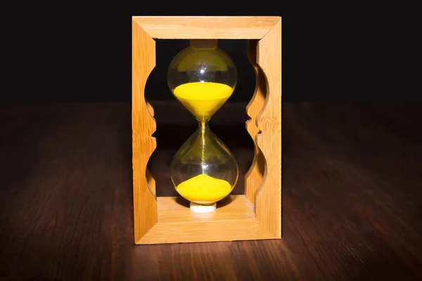 Hourglass ως χρόνο που διέρχεται έννοια για την προθεσμία των επιχειρήσεων, επείγον και τελειώνει ο χρόνος. — Φωτογραφία Αρχείου