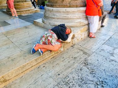 Rome, İtalya - 10 Eylül 2015: Panteon Roma, İtalya'nın merkezinde, yalan uyuyan evsiz bir kadın