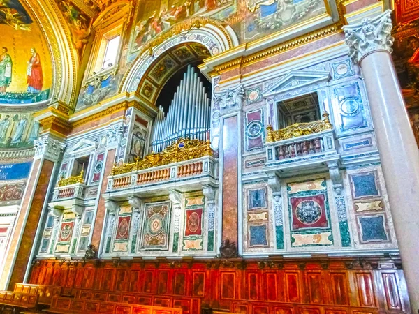 Roma, Italia - 10 de septiembre de 2015: Basílica de San Giovanni in Laterano, Roma — Foto de Stock