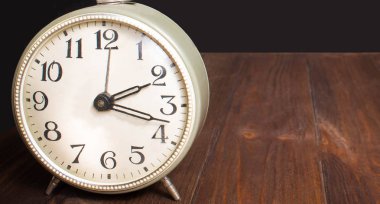 beyaz izole eski antika duvar saati