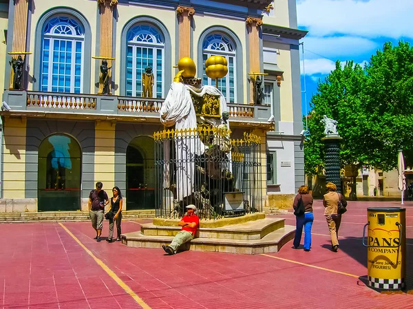 До міста Фігерас, в Іспанії - 07 травня 2007: Пам'ятник Каталанська філософ площі Франсеска Puzholsu — стокове фото