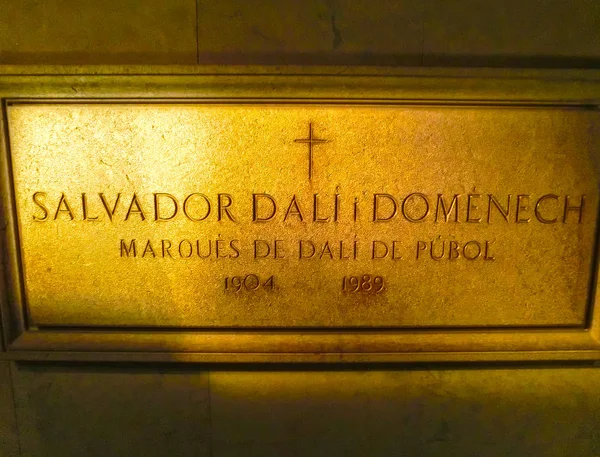До міста Фігерас, в Іспанії - 15 вересня 2015: Дошка на стіні в кімнаті, де Dali був похований в музею далі в Фігерасі, Іспанія — стокове фото