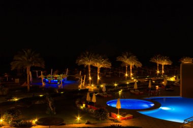 Sharm El Sheikh, Mısır - 7 Nisan 2017: Lüks yüzme havuzunun görünümünü akşam gece, Sharm El Sheikh, Mısır tarihinde 7 Nisan 2017 Otel Barcelo Tiran Sharm 5 yıldız