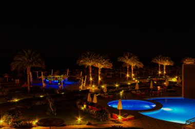 Sharm El Sheikh, Mısır - 7 Nisan 2017: Lüks yüzme havuzunun görünümünü akşam gece, Sharm El Sheikh, Mısır tarihinde 7 Nisan 2017 Otel Barcelo Tiran Sharm 5 yıldız
