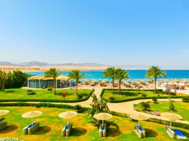 Sharm El Sheikh, Mısır - 8 Nisan 2017: Lüks görünümünü gün mavi gökyüzü ile otel Barcelo Tiran Sharm 5 yıldız