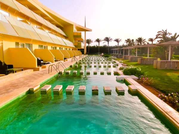 Sharm El Sheikh, Egypte - 9 April 2017: De weergave van luxe hotel Barcelo Tiran Sharm 5 sterren ten dage met blauwe lucht — Stockfoto
