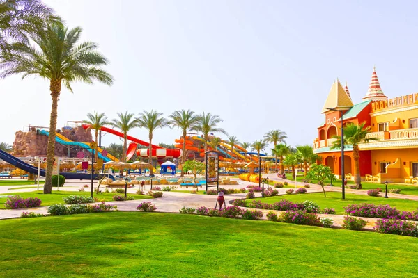 Sharm El Sheikh, Egito - 10 de abril de 2017: A vista do hotel de luxo AQUA BLU Sharm 5 estrelas ao dia com céu azul — Fotografia de Stock