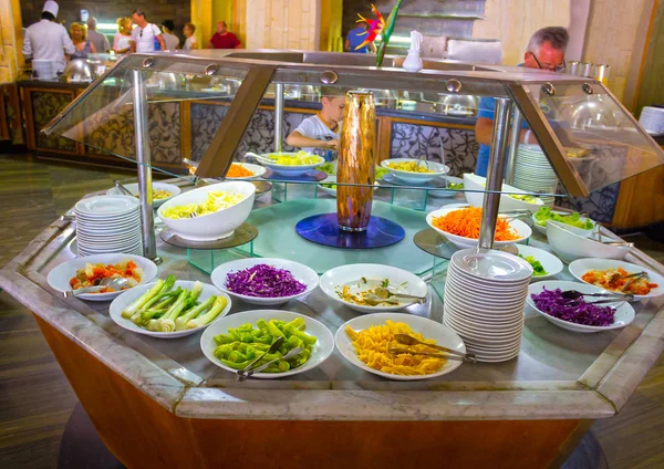 Sharm El Sheikh, Egypt - 8. dubna 2017: Lidé vybrat jídlo v restauraci formou bufetu — Stock fotografie