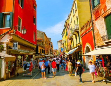 Venice, İtalya - 06 Haziran 2015: İnsanlar sokakta Venedik, İtalya