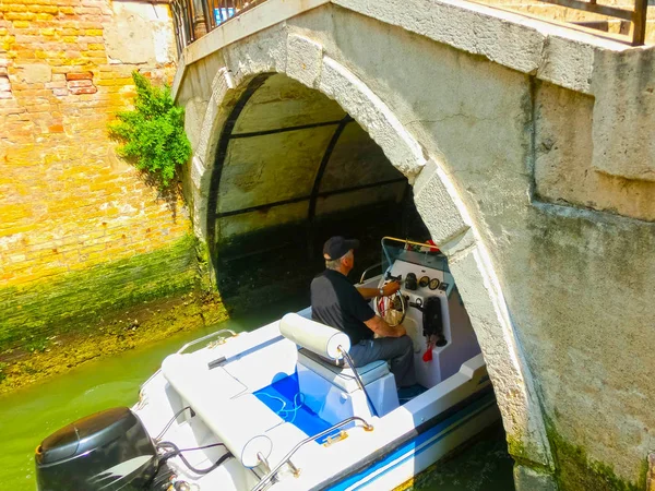 La vista del canale a Venezia con barca a motore — Foto Stock