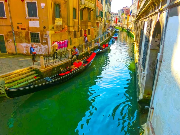 意大利威尼斯 2014年5月1日 2014年5月1日 意大利威尼斯中世纪老房子五颜六色的外墙上 运河的美丽景色 — 图库照片