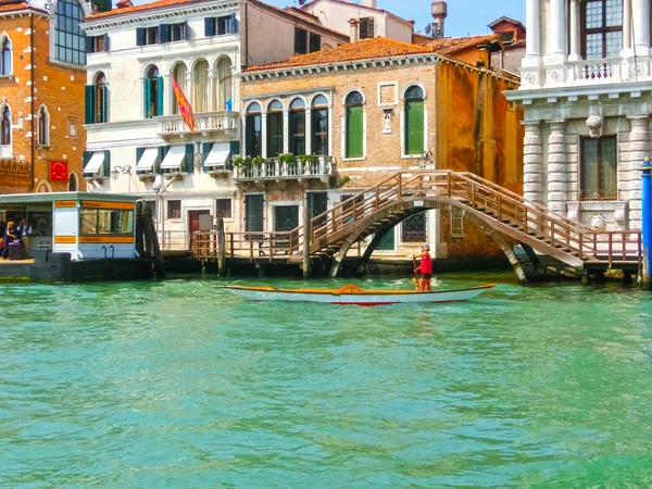 Venecia, Italia - 10 de mayo de 2014: Hermosa vista desde el Gran Canal en fachadas coloridas — Foto de Stock