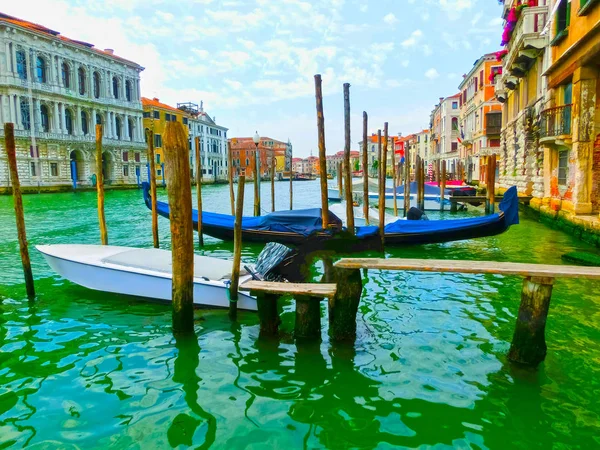 Venecia, Italia - Góndola en Canal Grande en un hermoso día de verano — Foto de Stock