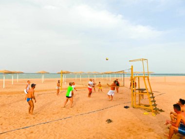 Sharm El Sheikh, Mısır - 9 Nisan 2017: Turist Hotel, Sharm El Sheikh, Mısır üzerinde 9 Nisan 2017 sahilde voleybol oynamak