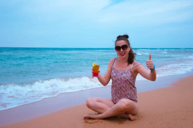 Mısır ve deniz - yaz tatil portre genç ve güzel kadın kum plaj