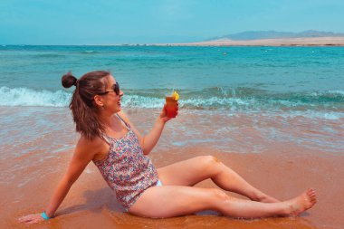 Mısır ve deniz - yaz tatil portre genç ve güzel kadın kum plaj