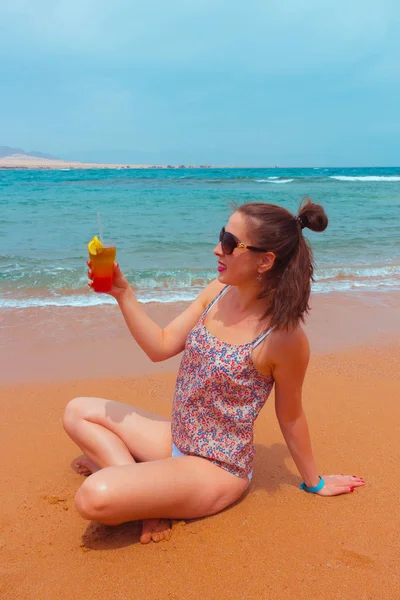 Der Sandstrand in Ägypten und das Meer - Sommerurlaub Porträt der hübschen jungen Frau — Stockfoto