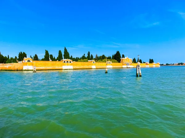 Laguna de Venecia con cementerio de San Michele en día soleado, Italia . —  Fotos de Stock